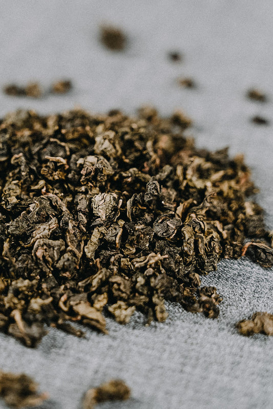 Kleine gerollte Milchige Teeblätter
